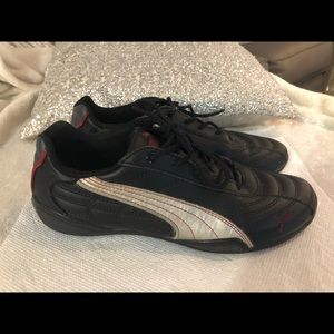 Puma Sneakers size 5.5....(7.5 in women’s)